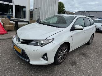 damaged passenger cars Toyota Auris Touring Sports 1.8 Hybrid Aspiration 2013/6
