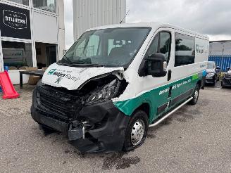 krockskadad bil bedrijf Peugeot Boxer 330 2.2 BlueHDi 140 L2H1 Premium DC 2022/10