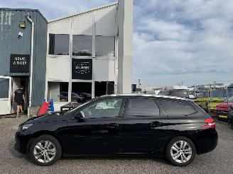 krockskadad bil auto Peugeot 308 1.2 PureTech Blue Lease Executive 2018/7