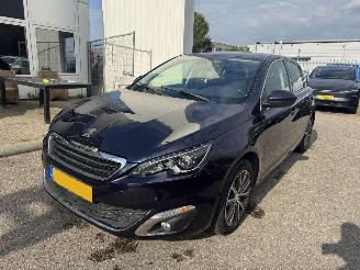Damaged car Peugeot 308 1.2 e-THP Blue Lease Premium AUTOMAAT 2014/9