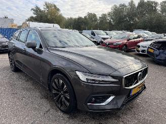 Vaurioauto  passenger cars Volvo V-60 2.0 B4 PLUS BRIGHT AUTOMAAT 200 PK BJ 2023 51000 KM 2023/5