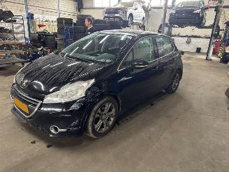 Damaged car Peugeot 208 1.6 e-hdi 2014/2