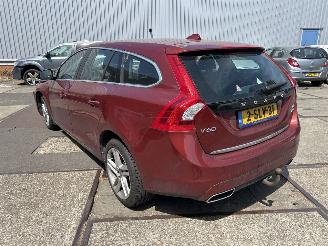 Unfallwagen Volvo V-60 2.4 D6 AWD PLUG IN HYBRID  SUMMUM 2013/11