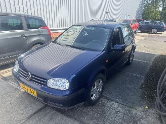 Damaged car Volkswagen Golf 1.6 2009/2