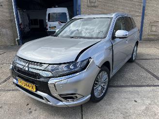 skadebil auto Mitsubishi Outlander 2.4 PHEV INTENSE + 2019/2