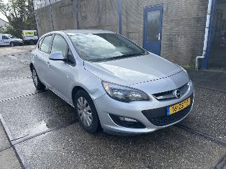 Vaurioauto  passenger cars Opel Astra 1.4 TURBO BERLIN 2013/1