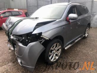 Coche siniestrado Mitsubishi Outlander Outlander (GF/GG), SUV, 2012 2.0 16V PHEV 4x4 2013/11