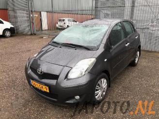 Vrakbiler auto Toyota Yaris Yaris II (P9), Hatchback, 2005 / 2014 1.33 16V Dual VVT-I 2010/4
