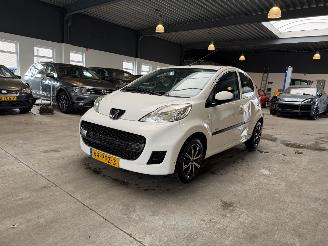 uszkodzony samochody osobowe Peugeot 107 1.0-12V Millesim 200 2011/3