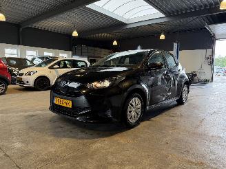 Voiture accidenté Toyota Yaris 1.5 Hybrid Active NAP! 2023/9