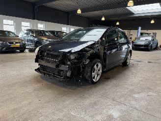 skadebil auto Toyota Auris 1.8 Full Hybrid Dynamic 2012/2
