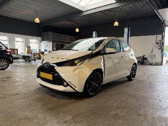 krockskadad bil auto Toyota Aygo 1.0 VVT-i x-play NAP! 2016/11