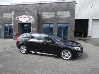 Voiture accidenté Volvo V-60 PLUG IN HYBRID 2.4 D6 AWD Pl.i Sum. 2014/2