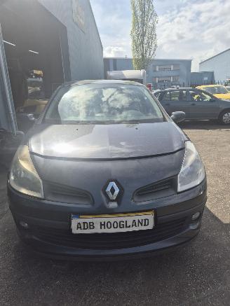 Démontage voiture Renault Clio III (BR/CR) Hatchback 1.4 16V (K4J-780) [72kW] 5-BAK 2006/1