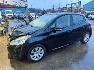 krockskadad bil auto Peugeot 208 208 I (CA/CC/CK/CL) Hatchback 1.2 Vti 12V PureTech 82 2014/8
