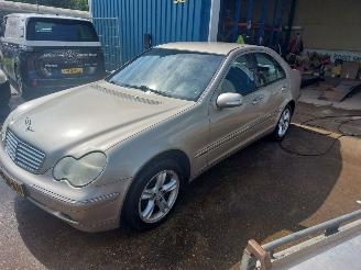 uszkodzony samochody osobowe Mercedes C-klasse C (W203) Sedan 2.0 C-180 16V 2002/1