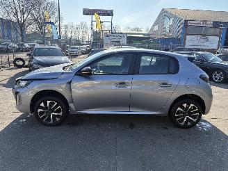 damaged passenger cars Peugeot 208 1.2 Hybrid 74KW Autom. E-DCS6 Active Clima Navi Led NAP 2024/11