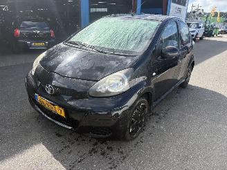 krockskadad bil auto Toyota Aygo 1.0-12V 50KW Navigator Airco Comfort 5-Drs NAP 2011/7