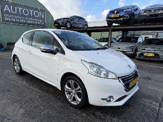 Peugeot 208 1.2 60KW Allure Navi Clima NAP picture 1
