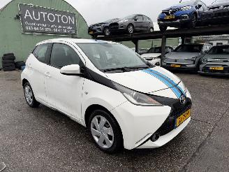 Schadeauto Toyota Aygo 1.0 VVT-I 51KW X-Play Led Airco 5-Drs Camera NAP 2015/6