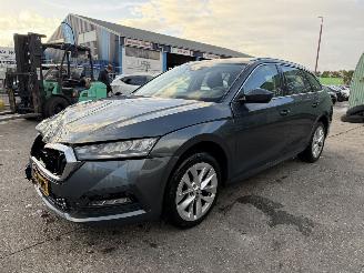 Unfallwagen Skoda Octavia 1.5 E-TSI 110KW Autom. Clima Navi Business Edition Sfeerverlichting 2021/6