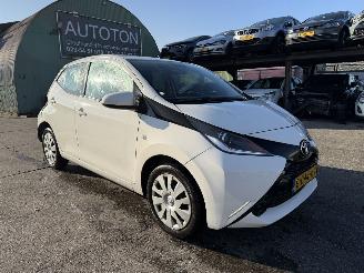 Vaurioauto  passenger cars Toyota Aygo 1.0 VVT-I 51KW Airco Led X-Play 5-Drs 2018/2