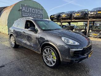 Coche accidentado Porsche Cayenne 3.0 S 245KW E-Hybrid Autom. Pano Clima Navi Led NAP 2015/12