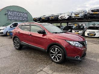 krockskadad bil auto Nissan Qashqai 1.2 85KW Pano Clima Navi Premier Edition Led 360view 2014/8