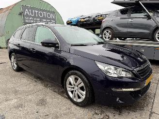 Vaurioauto  passenger cars Peugeot 308 1.6 Bluehdi 88KW Pano Clima Navi Camera Executive Pack NAP 2015/11