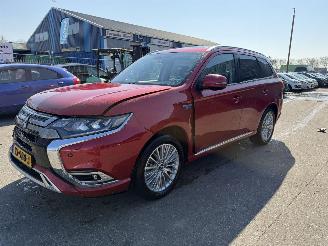 Damaged car Mitsubishi Outlander 2.4 PHEV 99KW Clima Navi Schuifdak IntenseNAP 2019/1