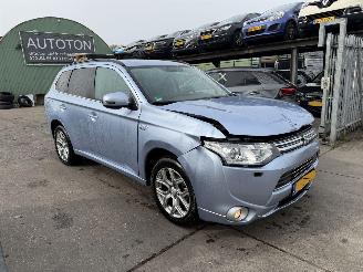 krockskadad bil auto Mitsubishi Outlander 2.0 PHEV Autom. Clima Navi Executive Edition 2014/6