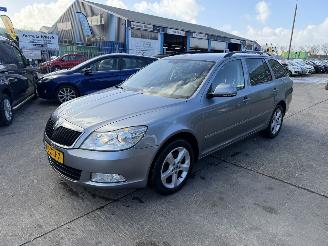 krockskadad bil auto Skoda Octavia 1.6 TDI 77KW Clima Navi Artic Greentech  NAP 2013/2