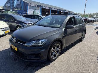 skadebil auto Volkswagen Golf 1.0 TSI DSG Pano Clima Navi Virtual Dash Highline R 5 Deurs NAP 2018/1