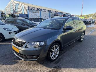 krockskadad bil auto Skoda Octavia 1.6 TDI 77KW DSG Clima Navi Led Xenon Businessline Elegance 2014/12