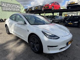 Damaged car Tesla Model 3 60 kWh 175KW Standard Plus RWD Clima Navi Camera Led NAP 2019/10