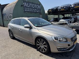 krockskadad bil auto Volvo V-60 2.4 D6 AWD 158W PHEV Schuifdak Clima Navi Leer Camera Summum NAP 2013/12
