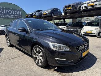 Damaged car Volvo V-60 2.4 D6 PHEV 158KW AWD R-Design Clima Navi Schuifdak 2014/7