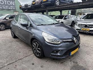 damaged passenger cars Renault Clio 0.9 TCE 66KW Intens Clima Navi Led 5-Drs NAP 2016/12