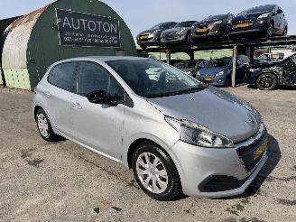skadebil auto Peugeot 208 1.2 60KW Active Navi Airco 5-Drs 2016/5