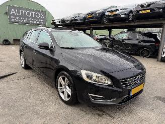 skadebil auto Volvo V-60 2.0 D4 133KW Autom. Schuidak Clima Navi Xenon Leer Camera Momentum NAP 2014/3