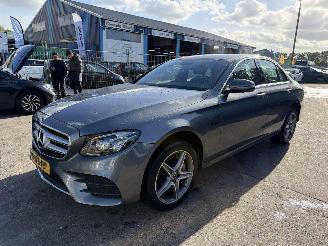 skadebil auto Mercedes E-klasse 300 e 155KW Hybrid AMG Autom. Sfeerverlichting Clima Navi Led Xenon NAP 2020/2