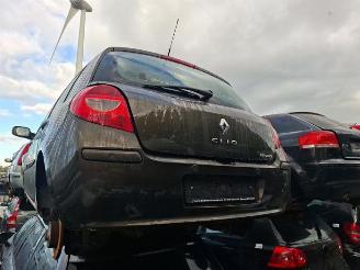 Vrakbiler auto Renault Clio Clio III (BR/CR), Hatchback, 2005 / 2014 1.6 16V 2006/6