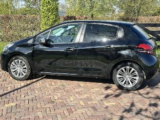 Peugeot 208 1.2 Signature picture 5