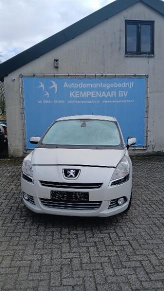 Uttjänta bilar auto Peugeot 5008 5008 I (0A/0E) MPV 1.6 HDiF 16V (DV6C(9HD)) [84kW]  (03-2013/03-2017) 2013/6