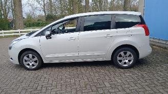 Peugeot 5008 5008 I (0A/0E) MPV 1.6 HDiF 16V (DV6C(9HD)) [84kW]  (03-2013/03-2017) picture 9
