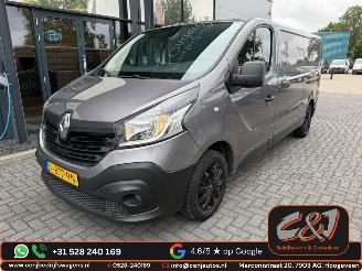 krockskadad bil bedrijf Renault Trafic  2018/8