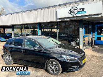 damaged passenger cars Hyundai I-30 1.5 T-GDi MHEV Stoel&Stuur Verwarming + Ventilatie Navigatie Camera 2020/11
