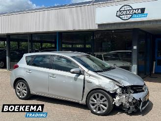 Vaurioauto  passenger cars Toyota Auris 1.8 Hybrid Executive Navigatie Climate Cruise PDC 2013/3