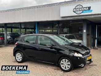 krockskadad bil bedrijf Peugeot 208 1.2 e-VTi Envy Aut Navi Clima Cruise PDC 2014/3