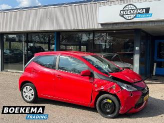 uszkodzony samochody osobowe Toyota Aygo 1.0 VVT-i x-play Airco Camera Cruise Carplay 2016/11